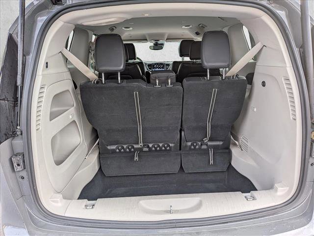 Used 2022 Chrysler Pacifica Touring-L image 6