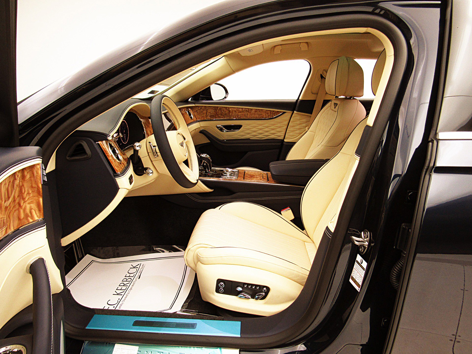 Certified 2022 Bentley Flying Spur V8 AWD/4WD image 35