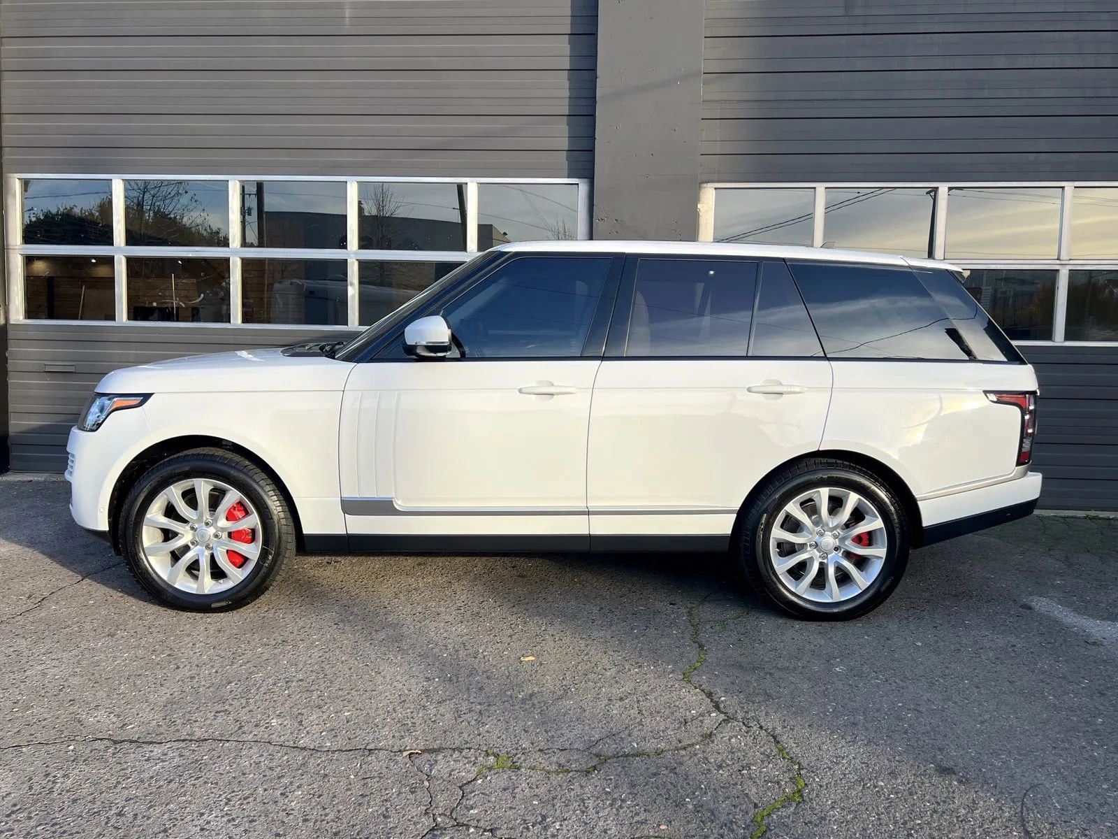 Used 2016 Land Rover Range Rover HSE image 2