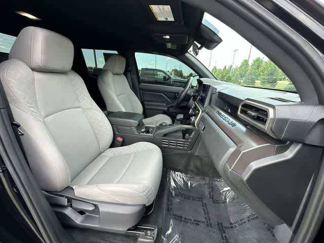 Used 2025 Toyota Tacoma SR5 AWD/4WD image 21