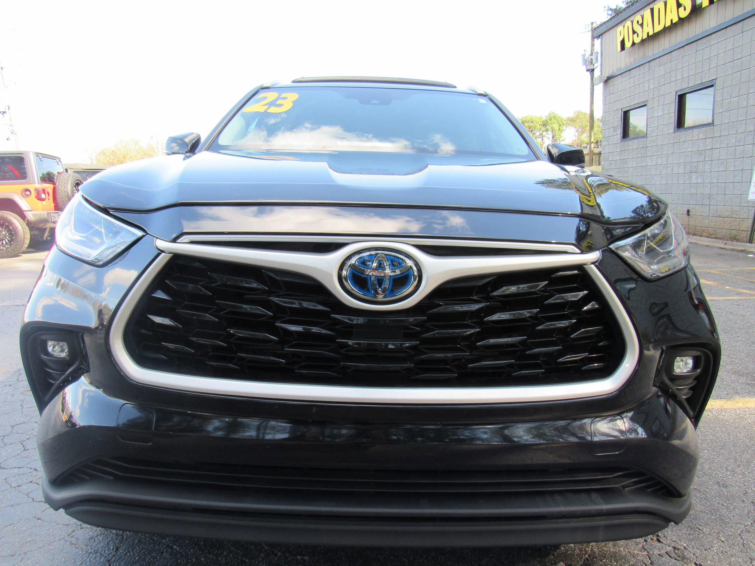 Used 2023 Toyota Highlander Bronze Edition image 3