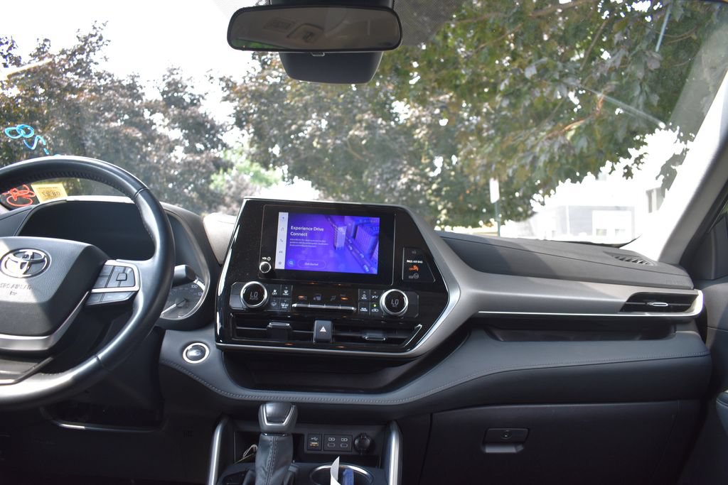 Used 2025 Toyota Highlander LE FWD image 30