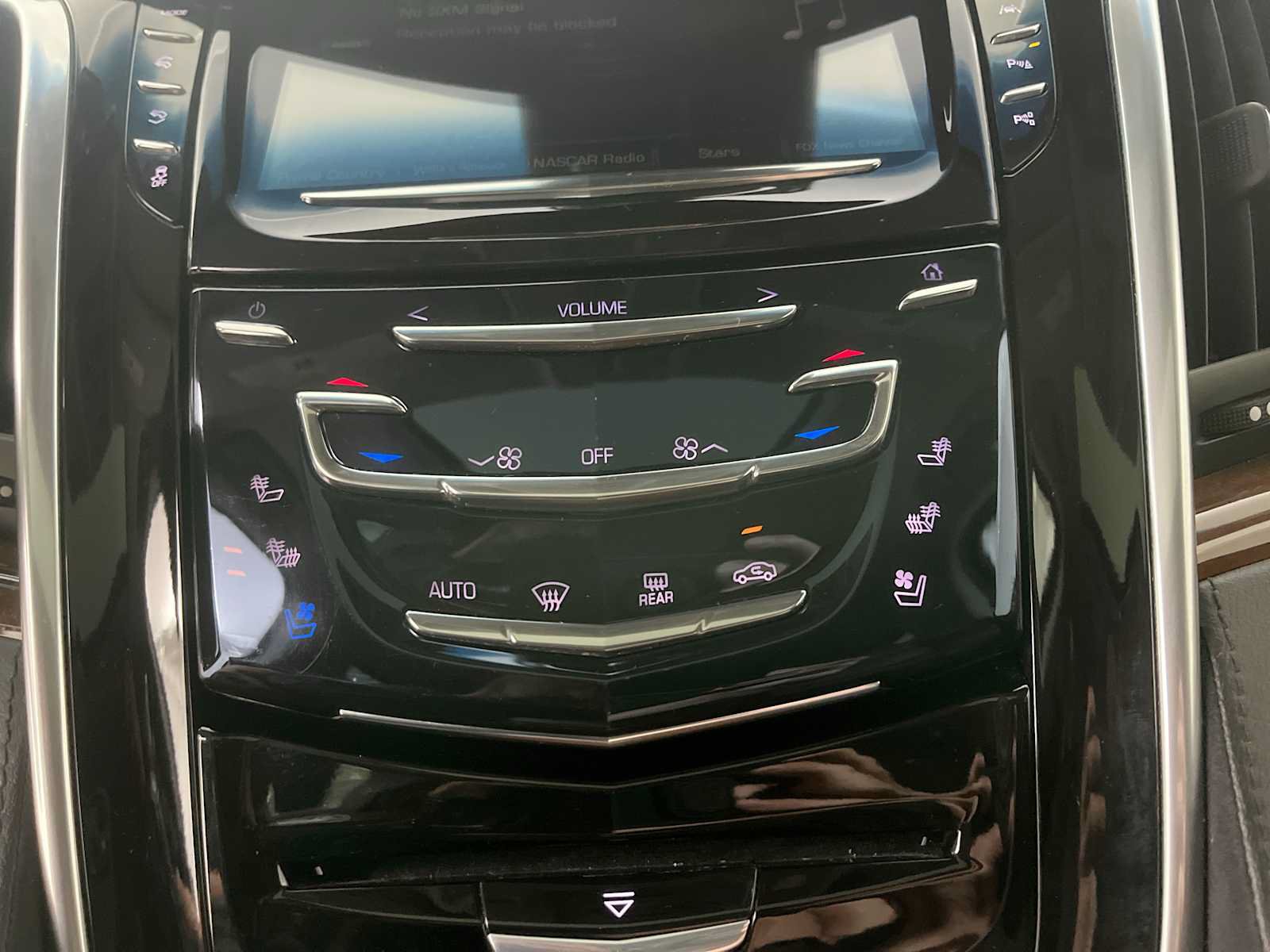 Used 2019 Cadillac Escalade ESV Premium Luxury AWD/4WD image 23