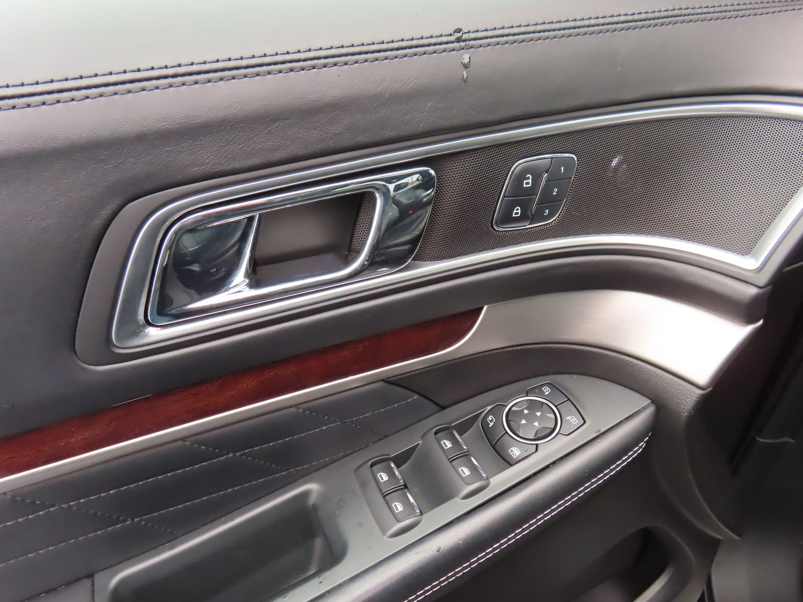 Used 2017 Ford Explorer Platinum image 13