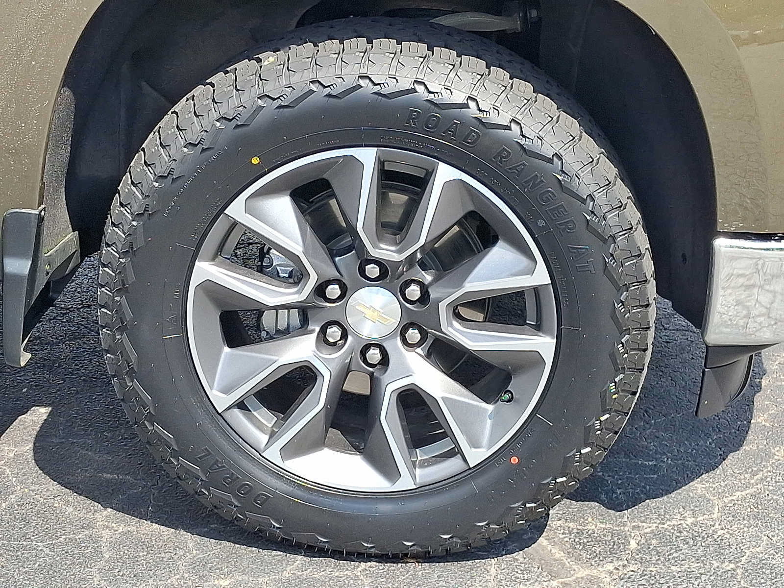 Used 2023 Chevrolet Silverado 1500 LT AWD/4WD image 8