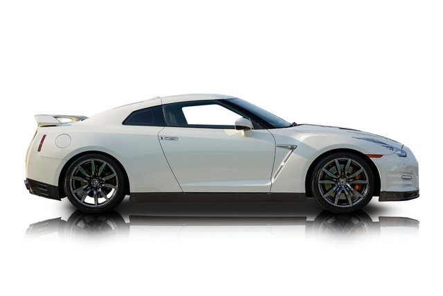Used 2016 Nissan GT-R Premium AWD/4WD image 2