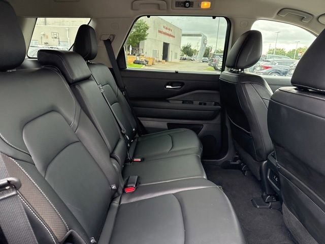 Used 2025 Nissan Pathfinder SL FWD image 17