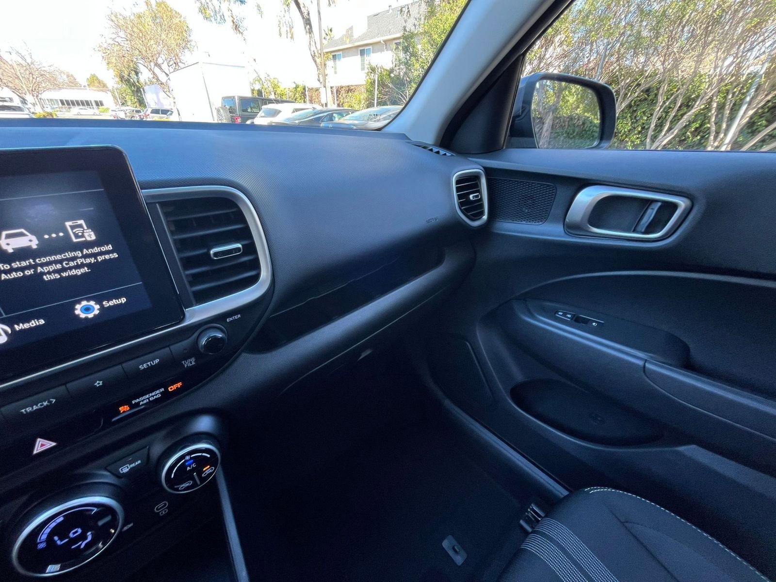 Used 2025 Hyundai Venue SEL image 34