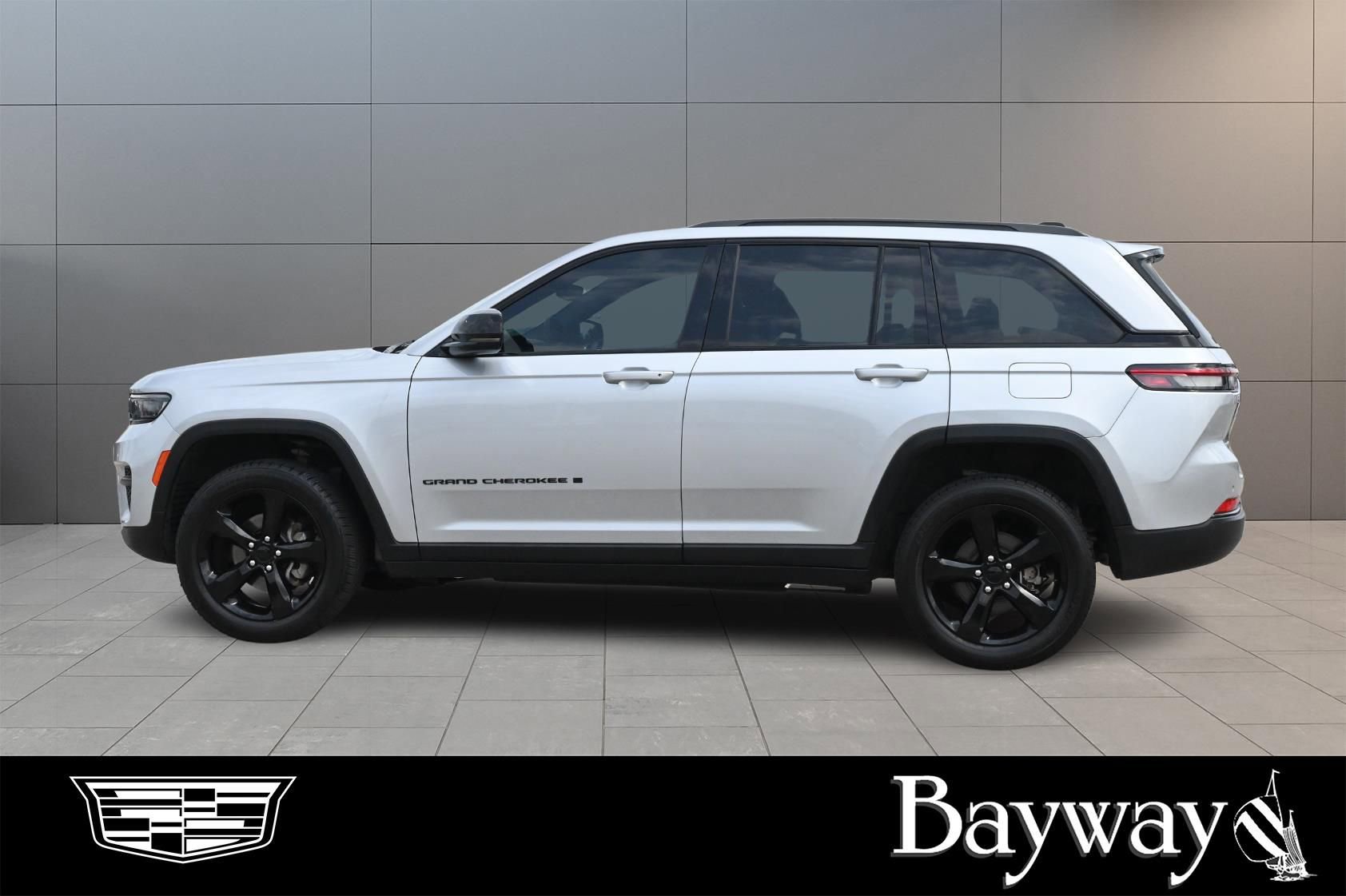 Used 2023 Jeep Grand Cherokee Altitude AWD/4WD image 4