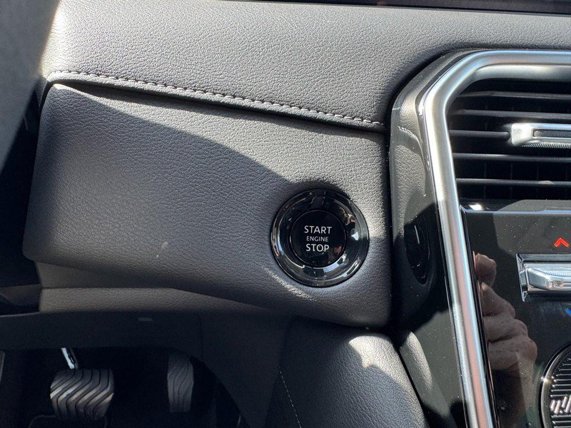 Used 2025 Nissan Armada SV AWD/4WD image 15