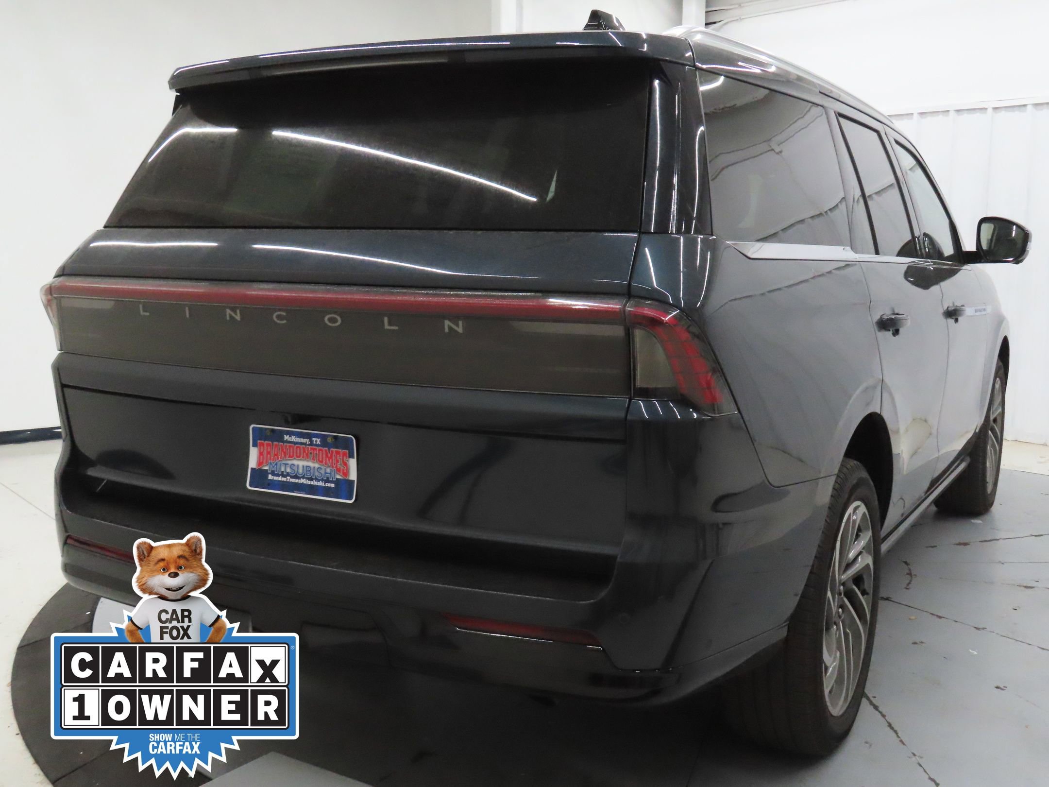 Used 2025 Lincoln Navigator Reserve image 3