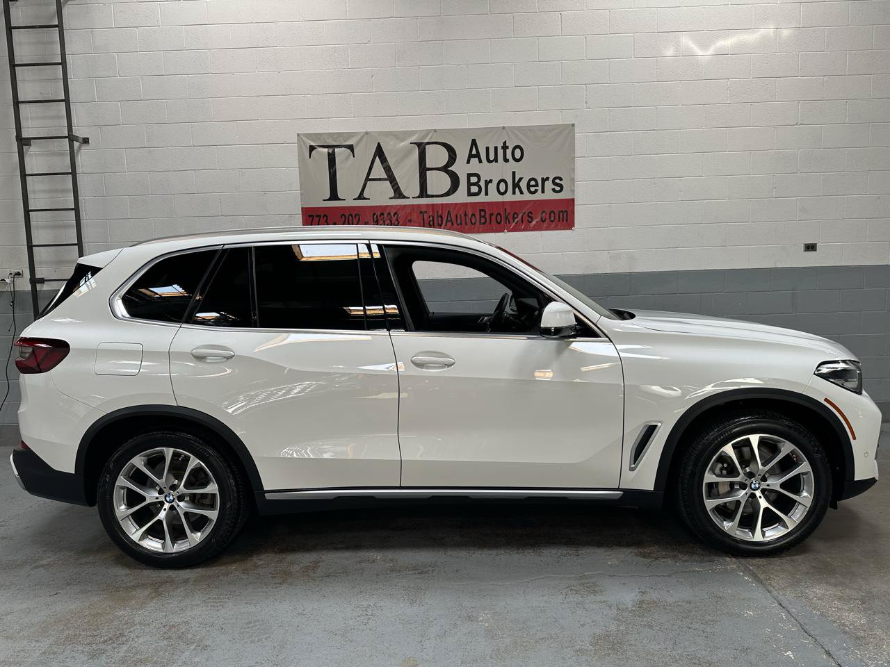 Used 2020 BMW X5 xDrive40i w/ Convenience Package AWD/4WD image 2