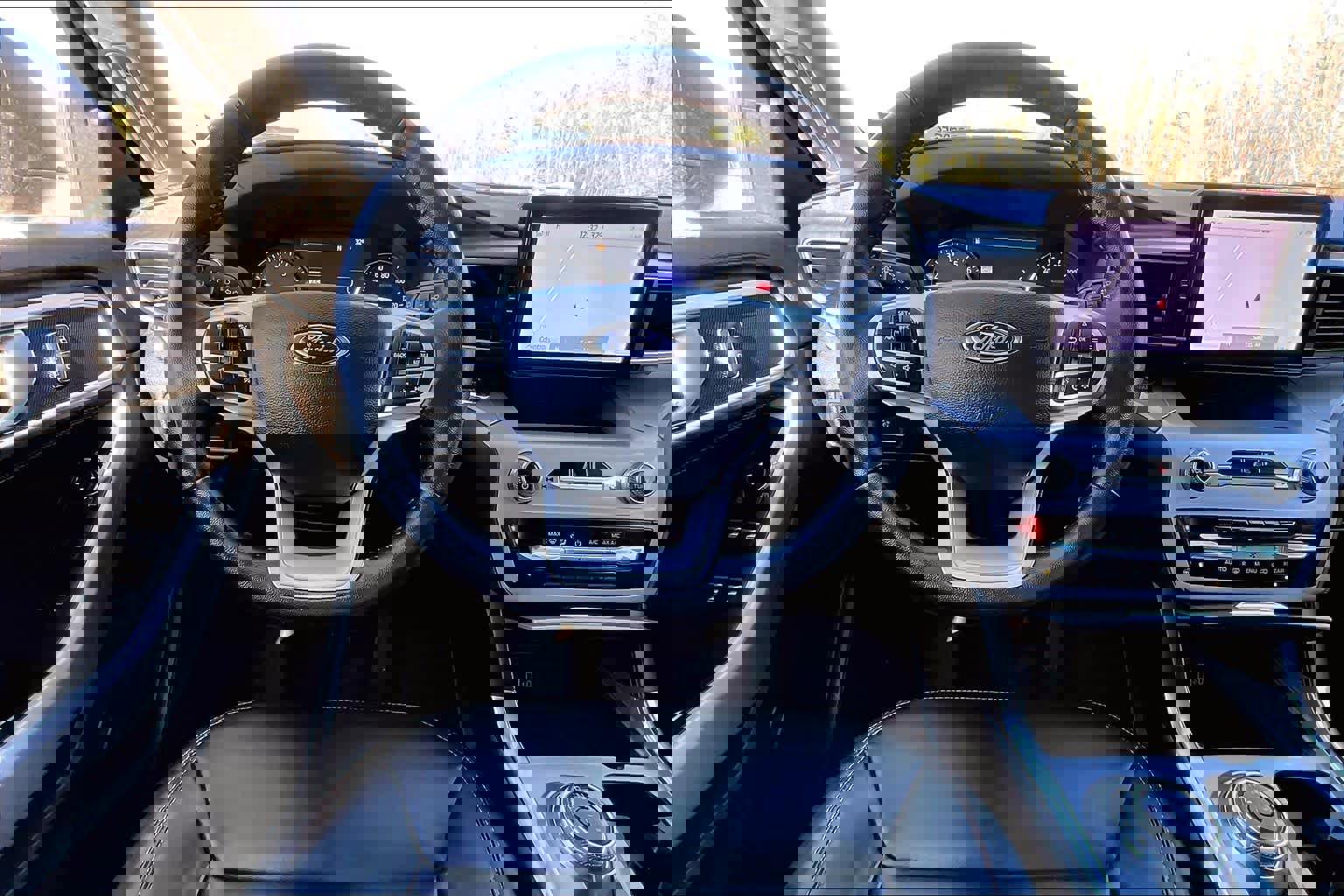 Used 2022 Ford Explorer XLT w/ Equipment Group 202A image 6