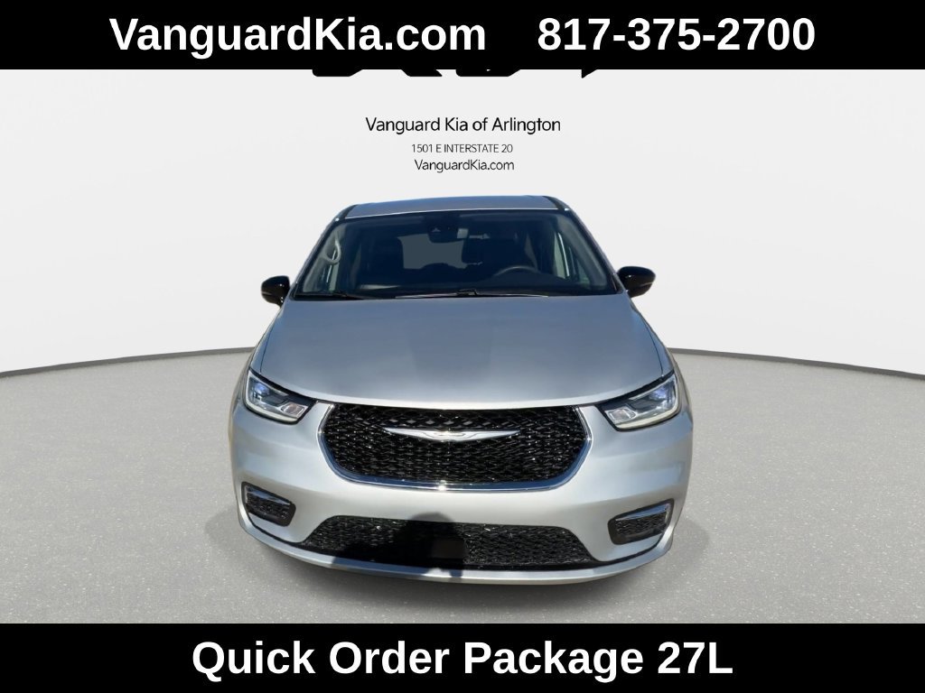 Used 2024 Chrysler Pacifica Touring-L FWD image 3