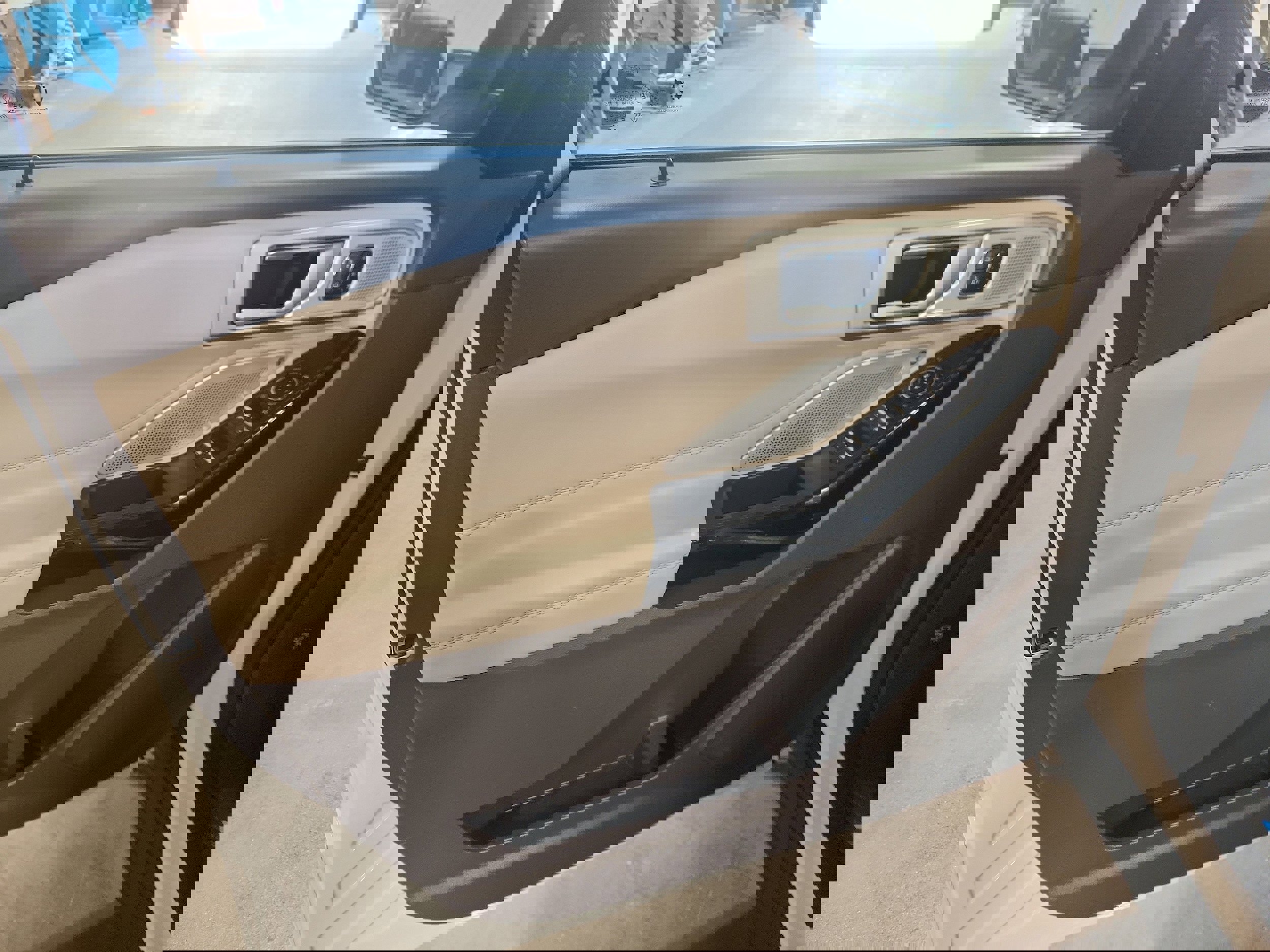 Used 2023 Ford Explorer Platinum w/ Technology Package image 11