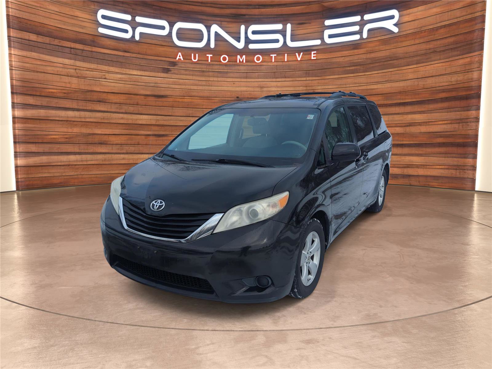 Used 2011 Toyota Sienna LE image 1