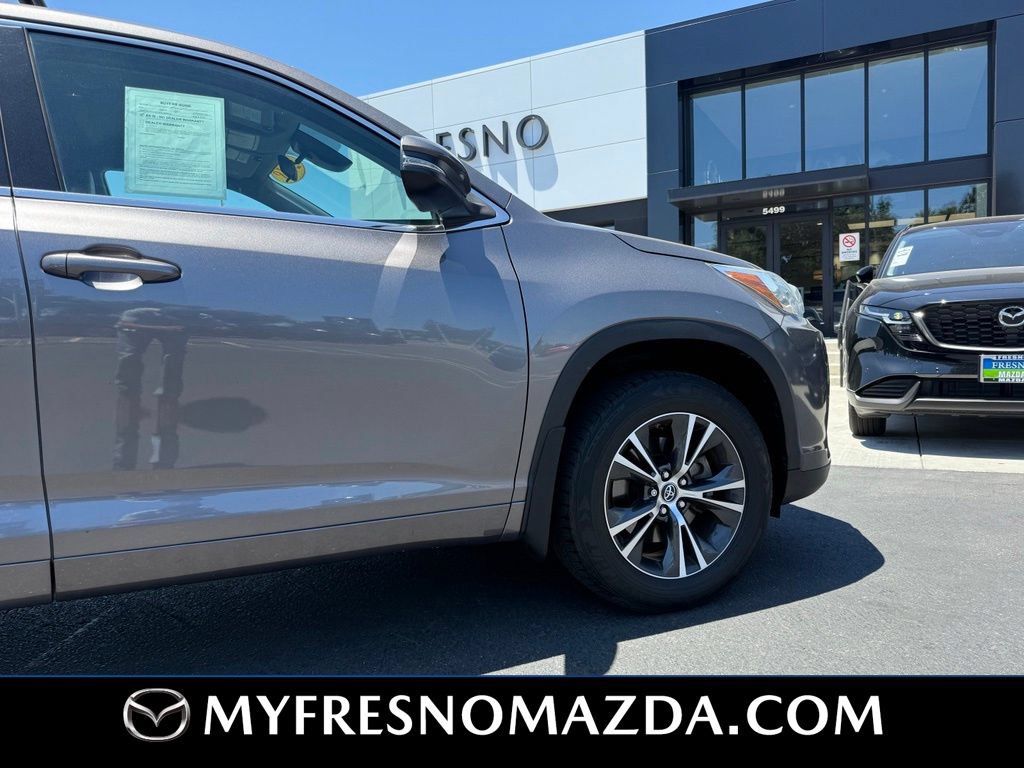 Used 2018 Toyota Highlander Plus w/ Preferred Accessory Package AWD/4WD image 14