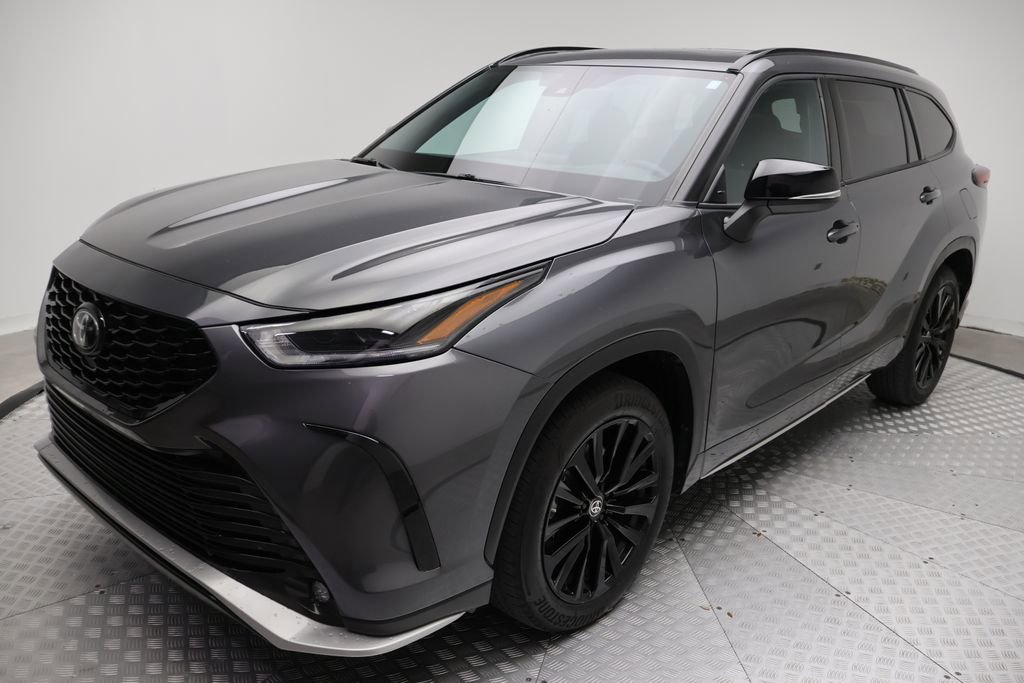Used 2025 Toyota Highlander XSE image 2