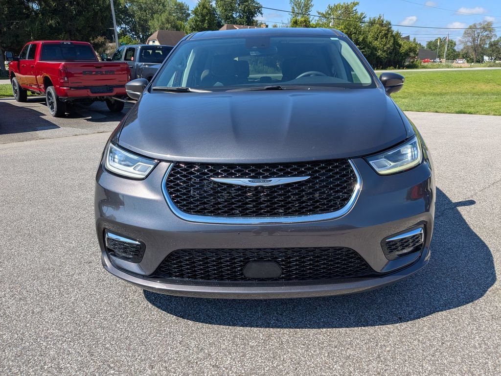 Used 2024 Chrysler Pacifica Touring-L FWD image 2