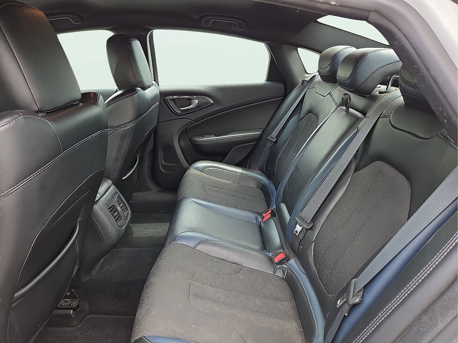 Used 2015 Chrysler 200 S w/ Comfort Group FWD image 10