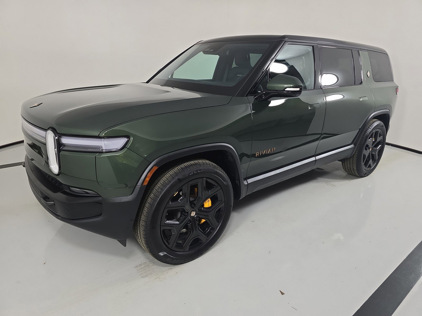 Used 2025 Rivian R1S Premium