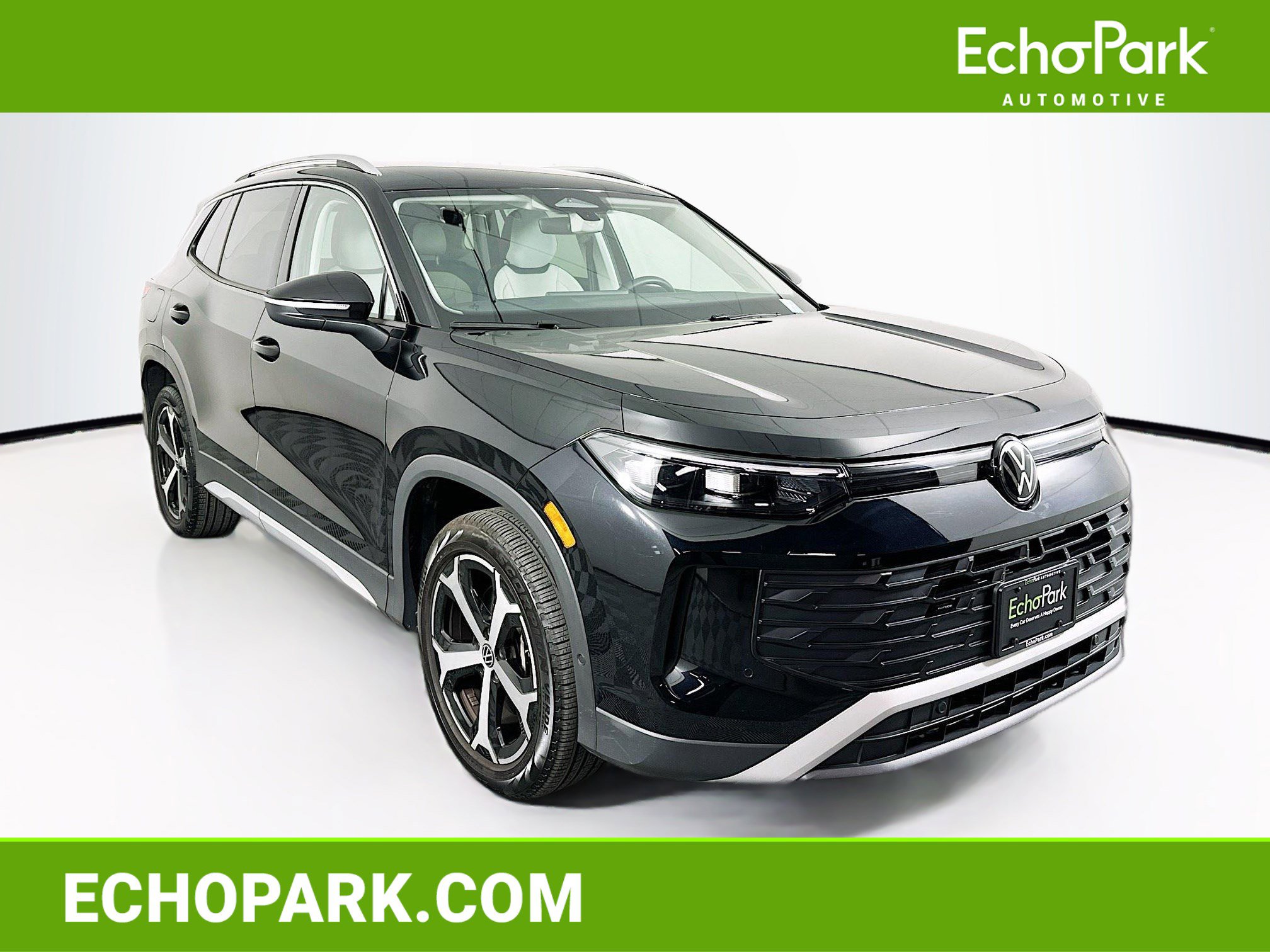 Used 2025 Volkswagen Tiguan SE image 1