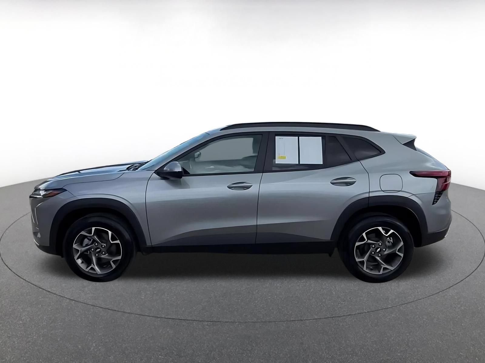 Used 2025 Chevrolet Trax LT FWD image 10