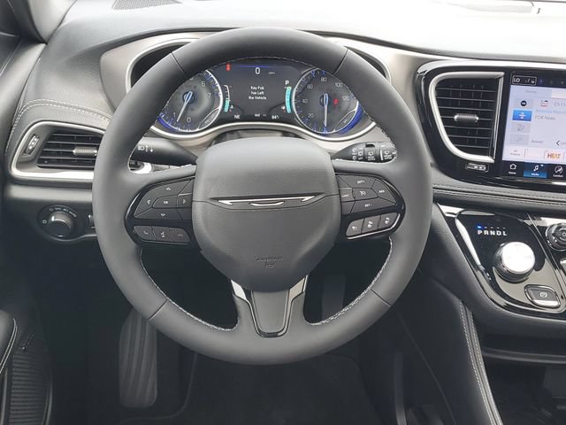 New 2027 Chrysler Pacifica Limited w/ Family Tech Group AWD/4WD image 14