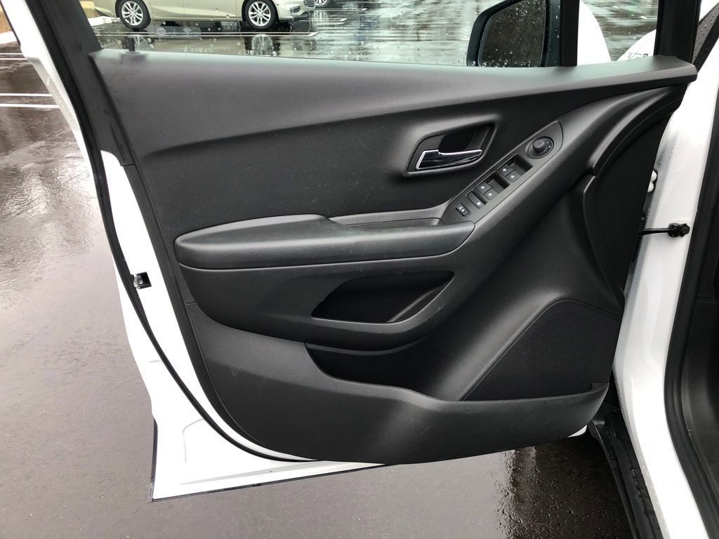 Used 2022 Chevrolet Trax LT w/ LT Convenience Package image 18