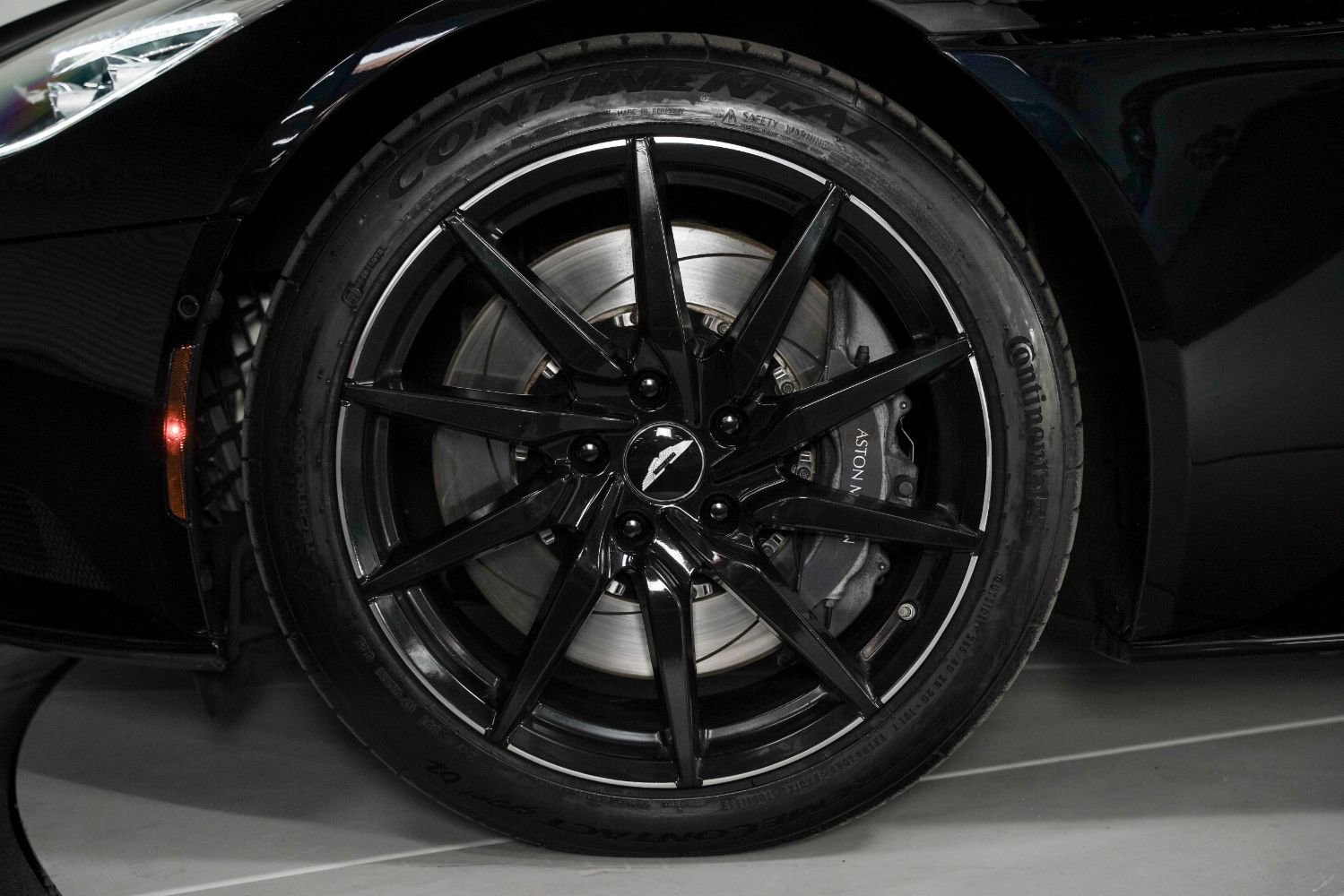 Used 2018 Aston Martin DB11 V12 image 17