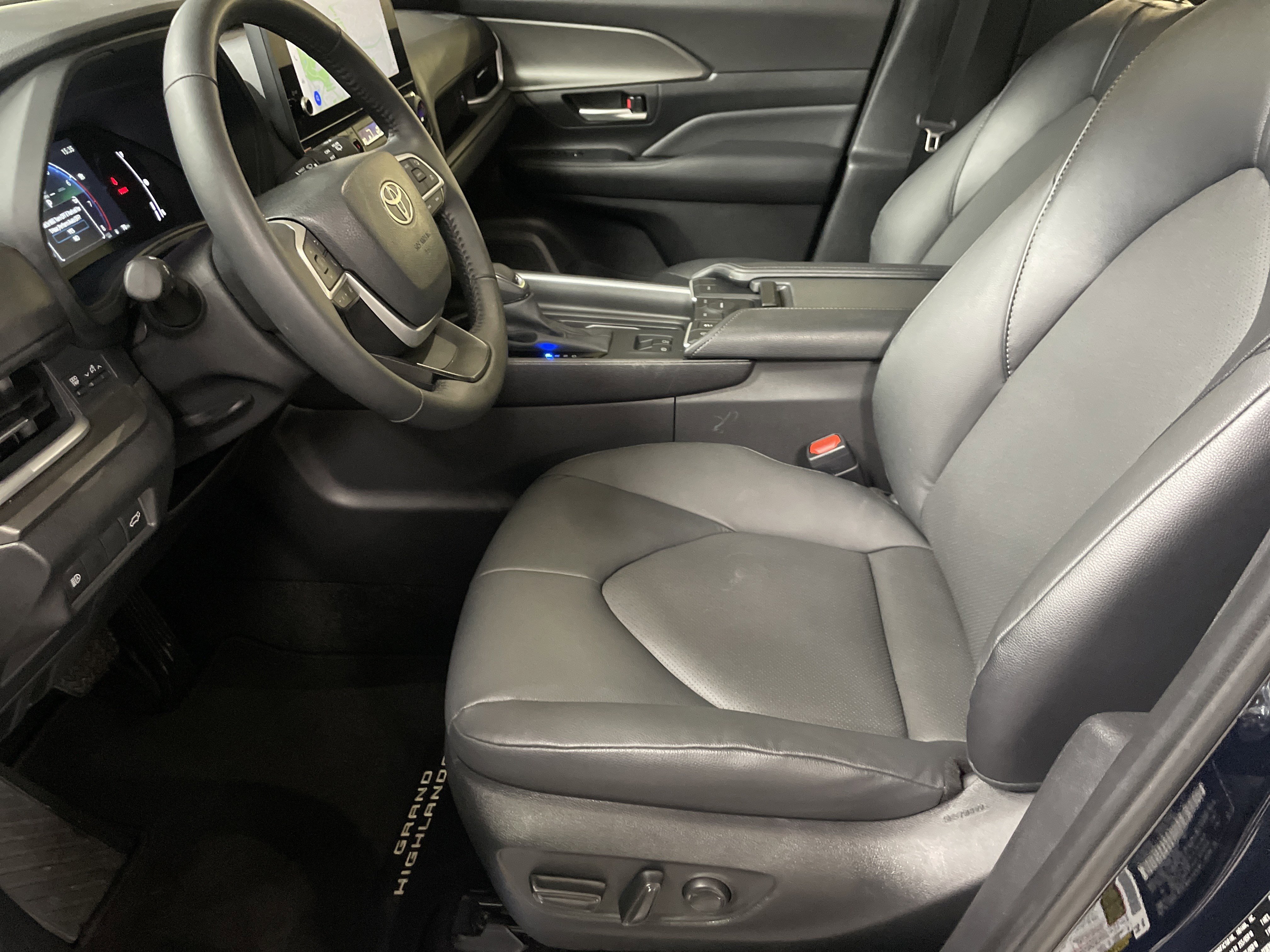 Used 2025 Toyota Grand Highlander FWD image 16