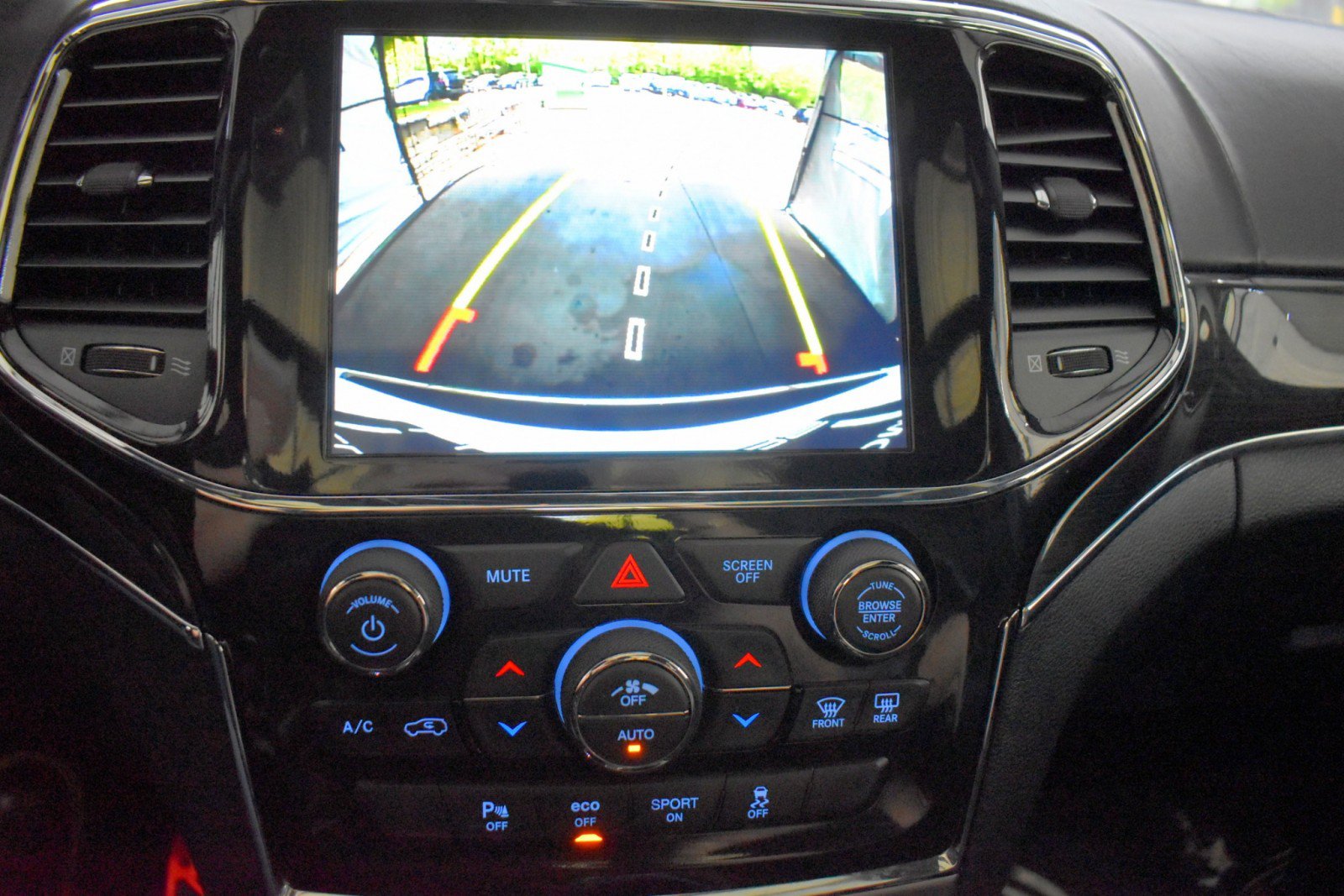 Used 2020 Jeep Grand Cherokee Overland AWD/4WD image 14