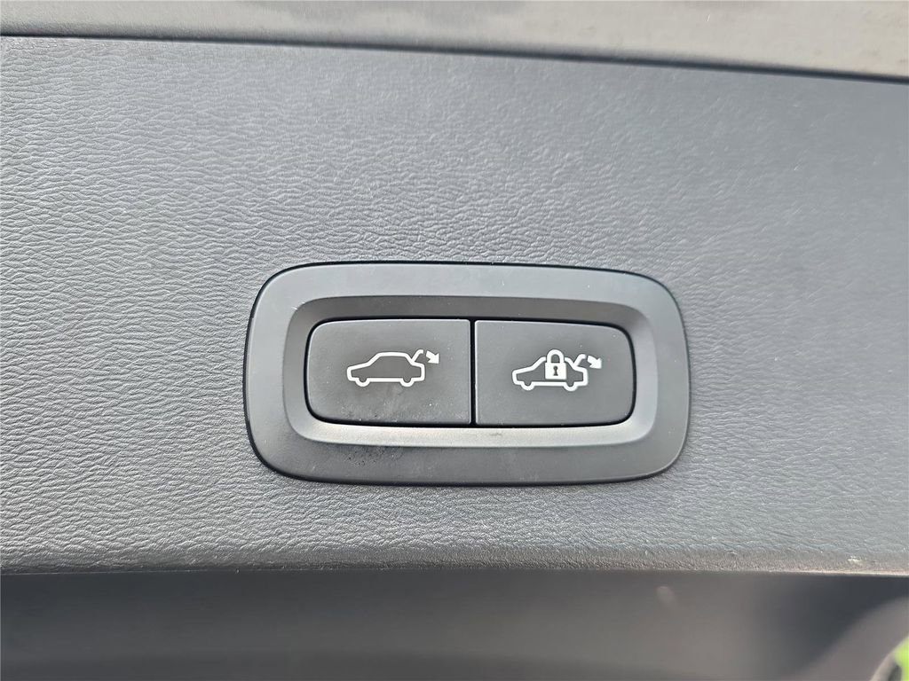 Used 2019 Volvo XC40 T5 Momentum image 29