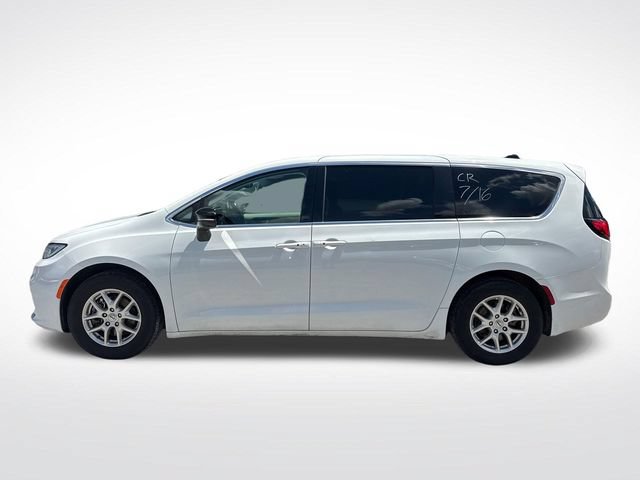 Used 2024 Chrysler Pacifica Touring-L FWD image 3