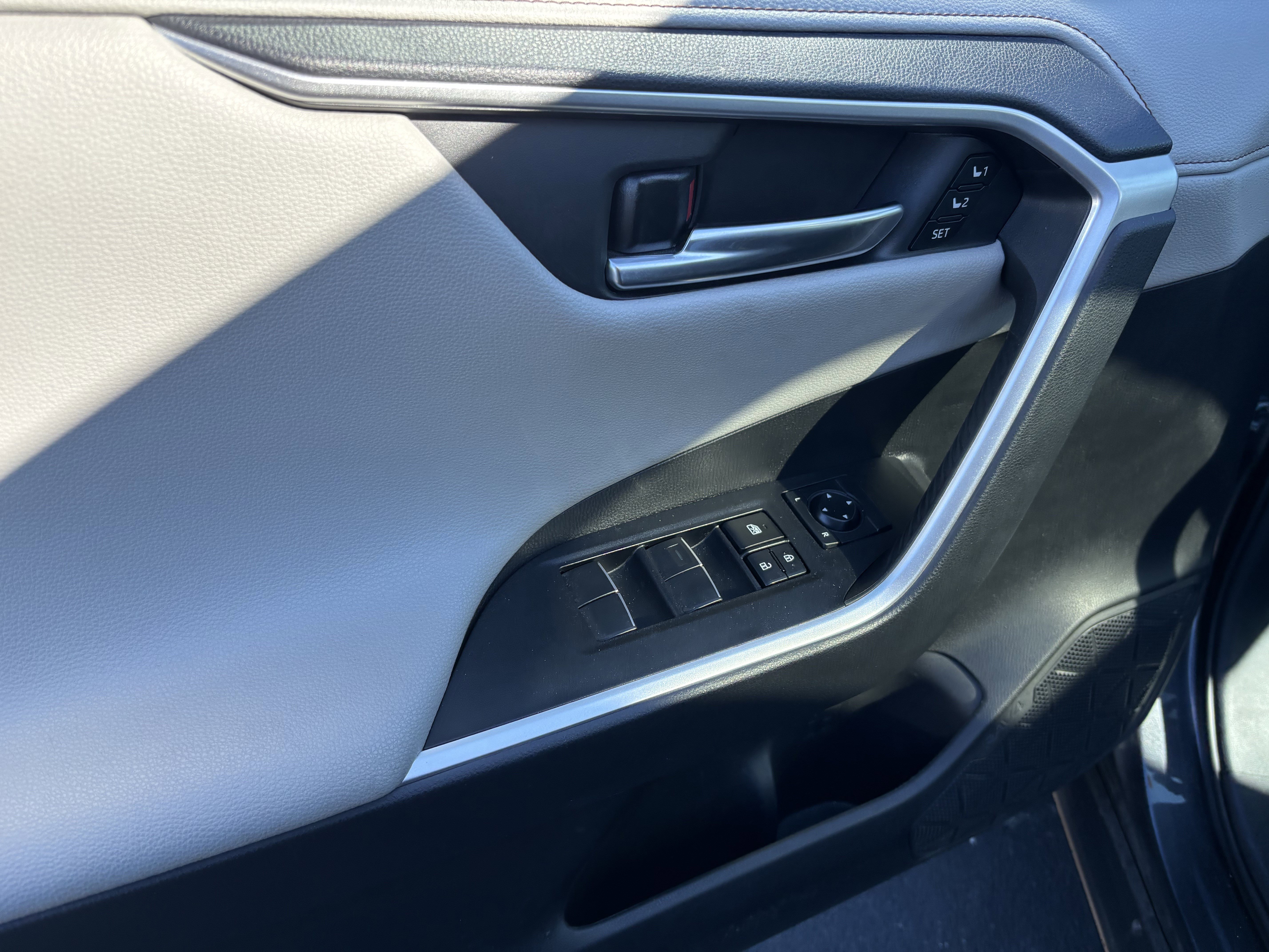 Used 2021 Toyota RAV4 Limited image 14