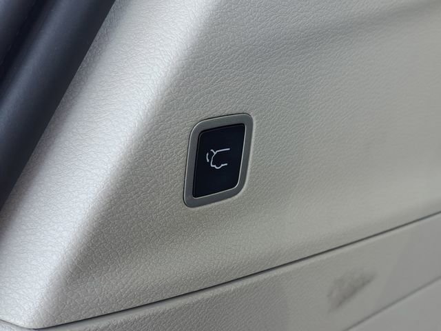 Used 2024 Chrysler Pacifica Touring-L image 27