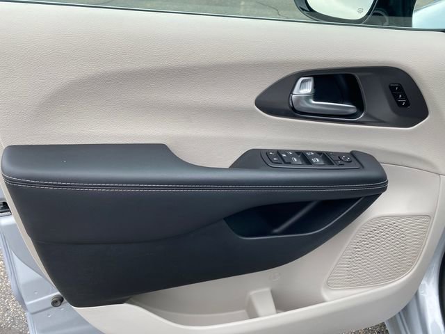Used 2024 Chrysler Pacifica Touring-L FWD image 15