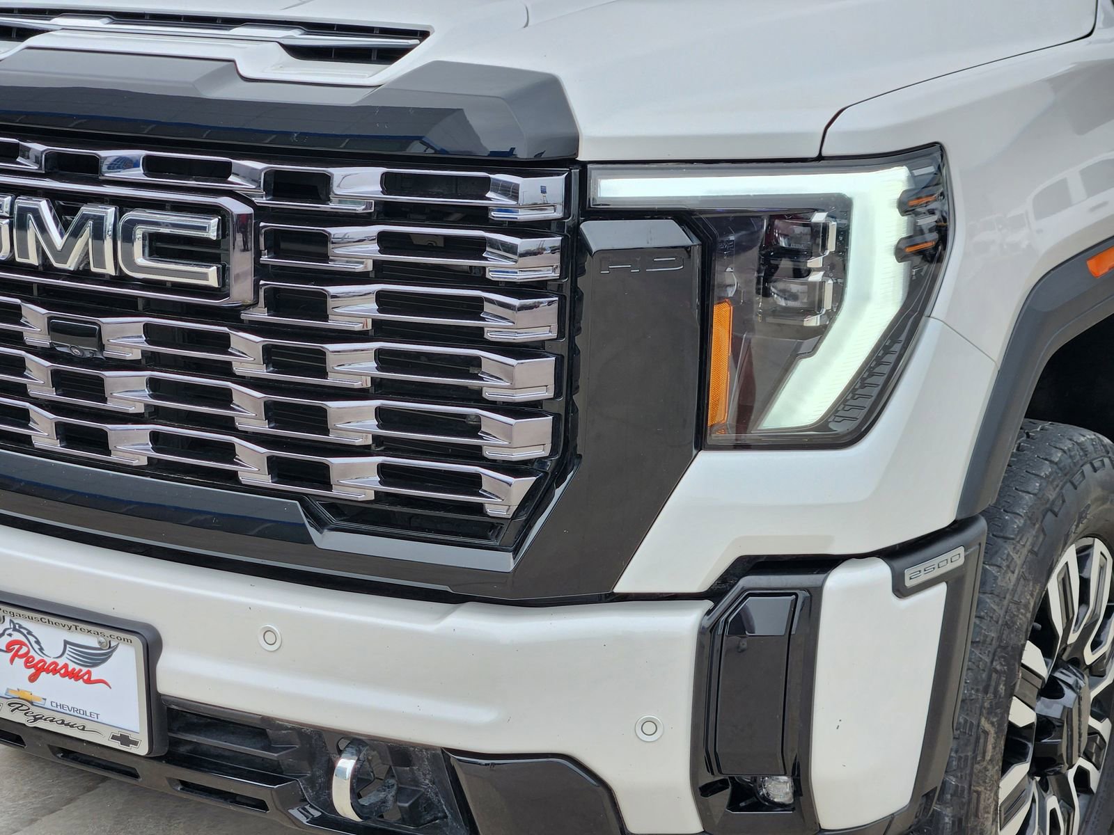 Used 2025 GMC Sierra 2500 Denali Ultimate image 9