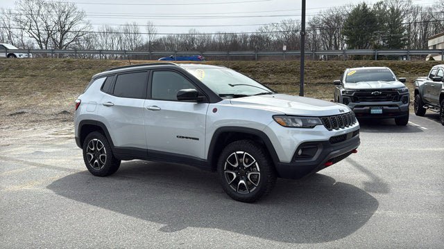 Used 2025 Jeep Compass Trailhawk w/ Trailhawk Convenience Group AWD/4WD image 2