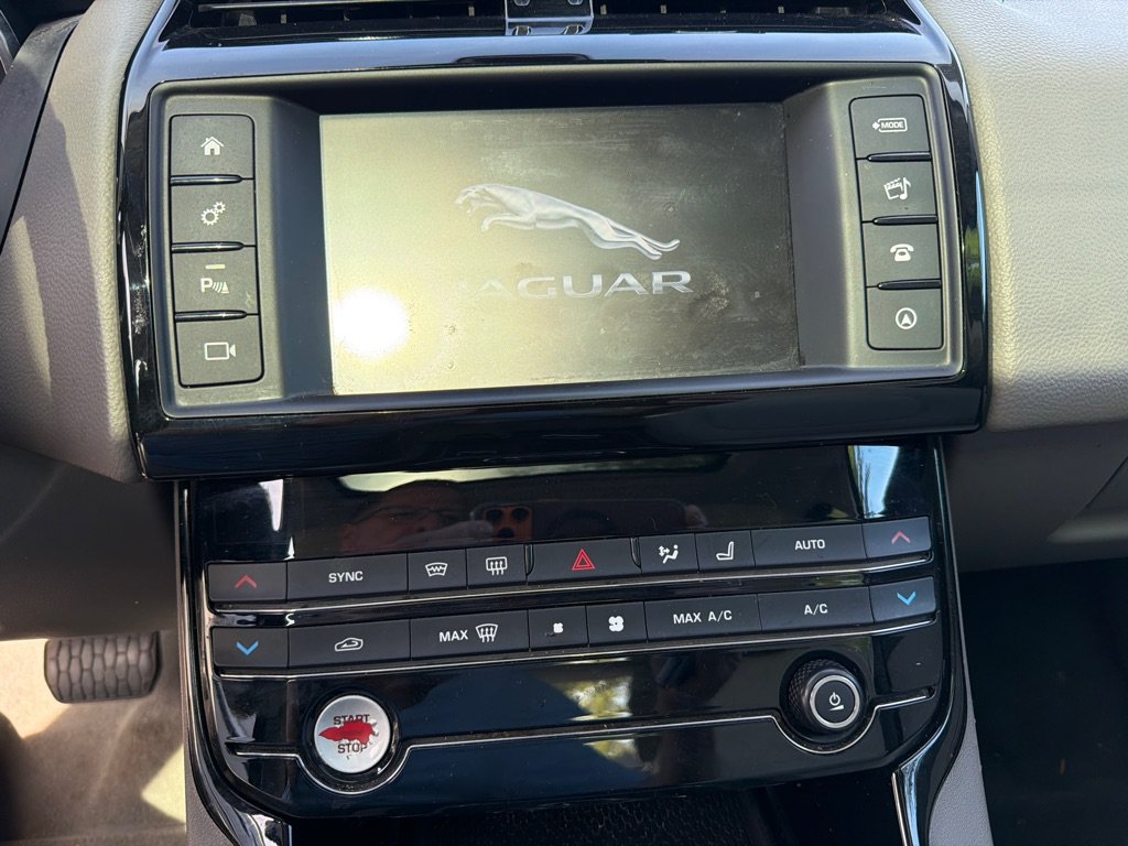 Used 2018 Jaguar XE Premium AWD/4WD image 9