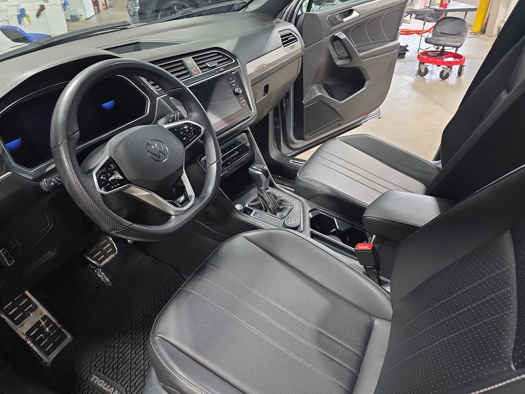 Used 2022 Volkswagen Tiguan SE R-Line image 16