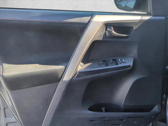 Used 2018 Toyota RAV4 LE image 7