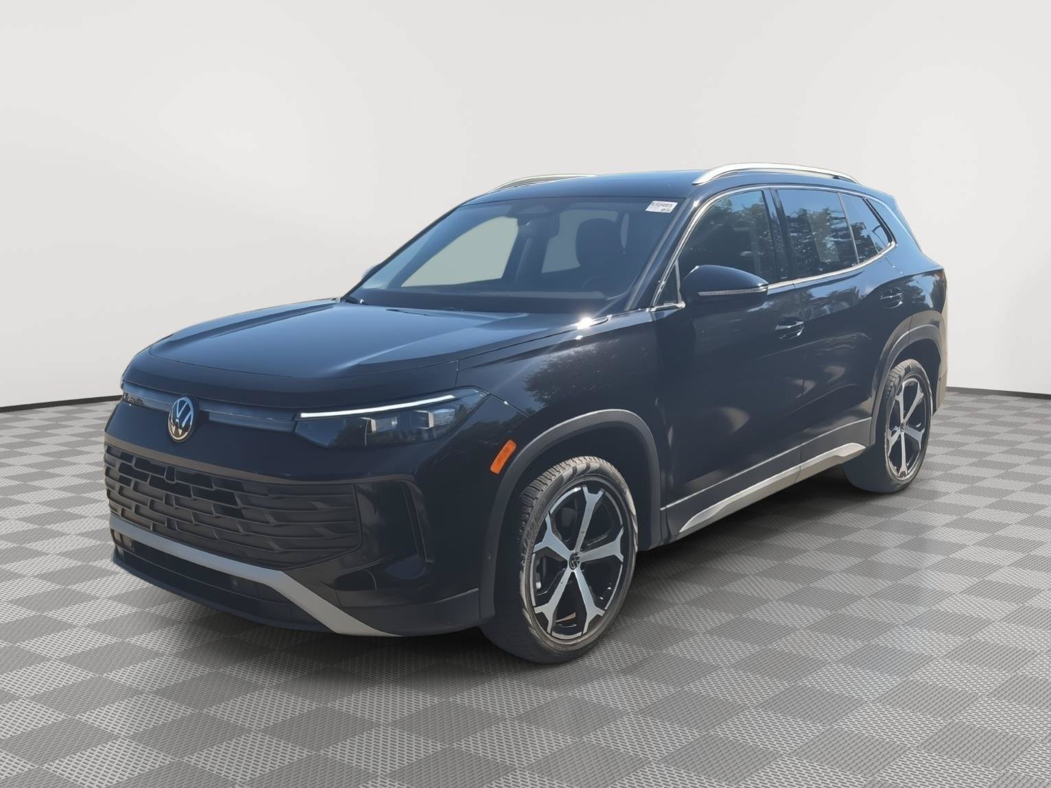 Certified 2025 Volkswagen Tiguan SE w/ Panoramic Sunroof Package AWD/4WD image 3
