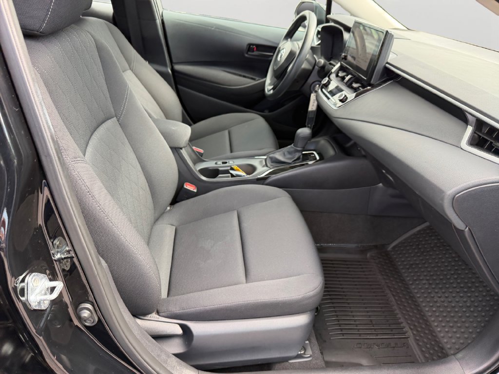 Used 2025 Toyota Corolla LE FWD image 12