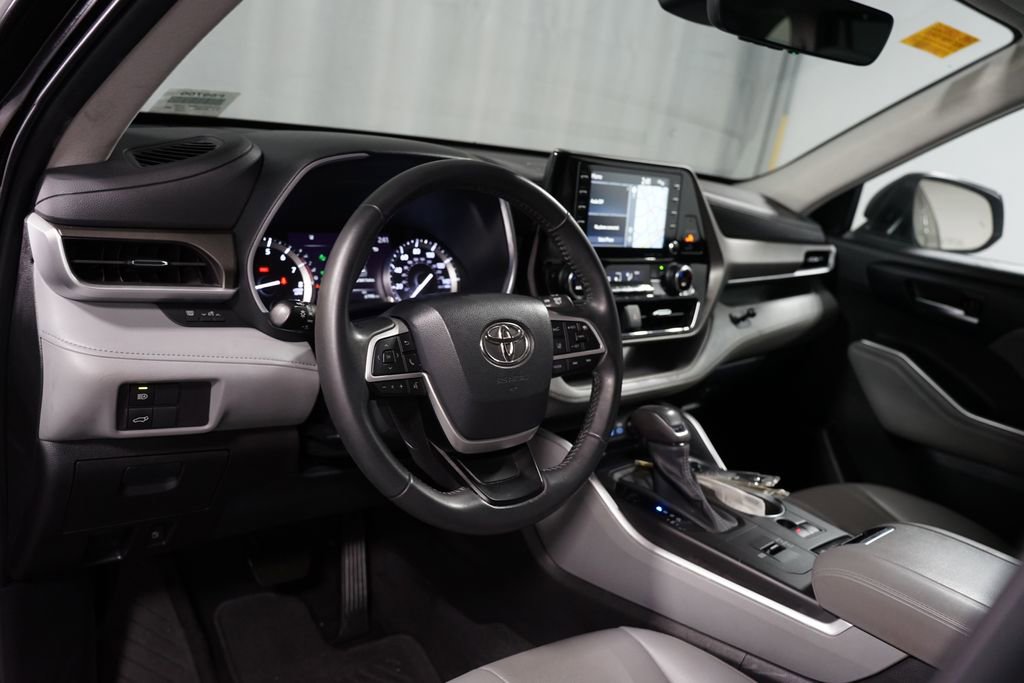 Used 2022 Toyota Highlander XLE image 7