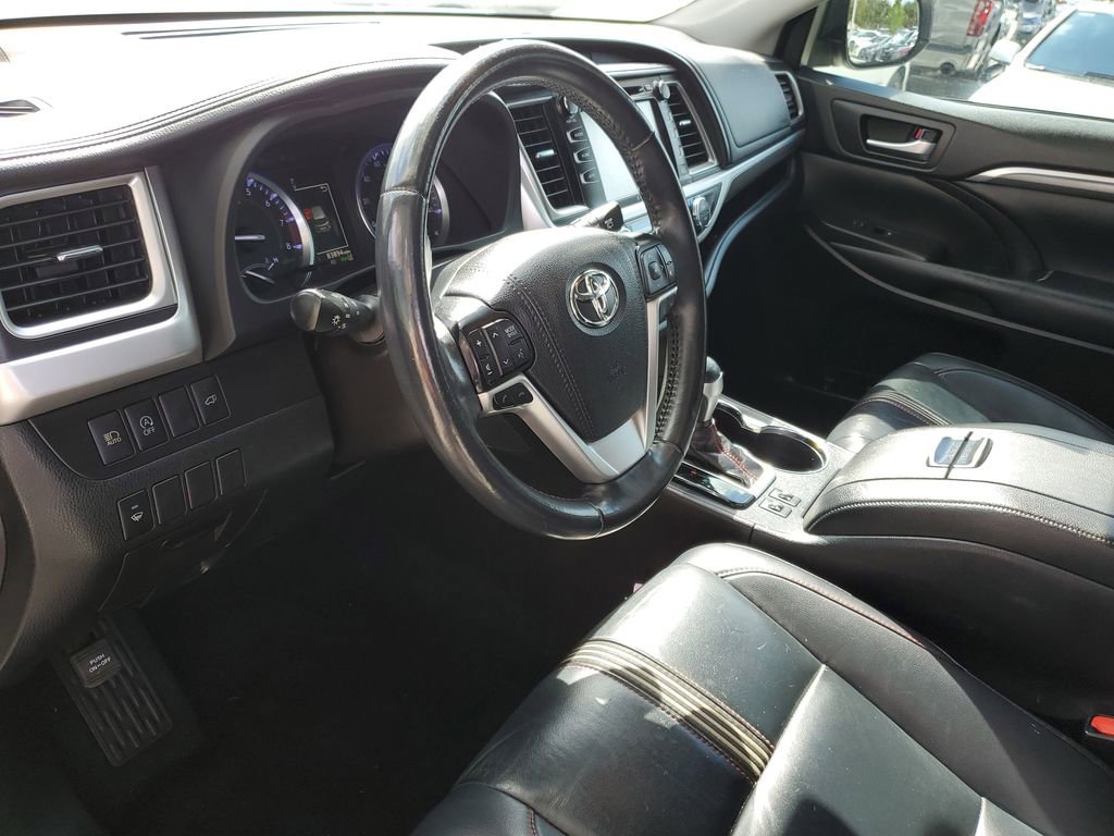 Used 2019 Toyota Highlander SE w/ Nightshade Edition image 21