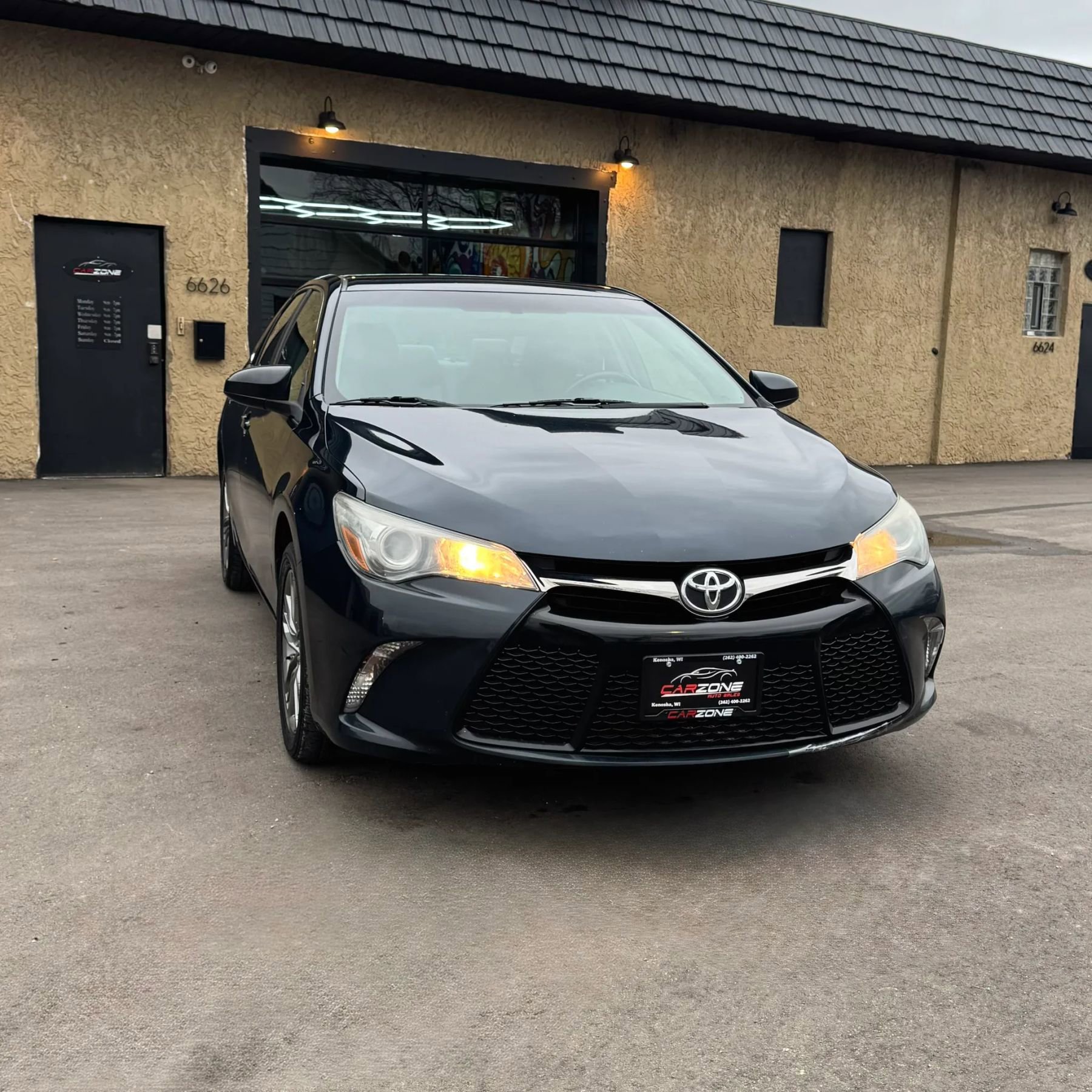 Used 2017 Toyota Camry SE image 3
