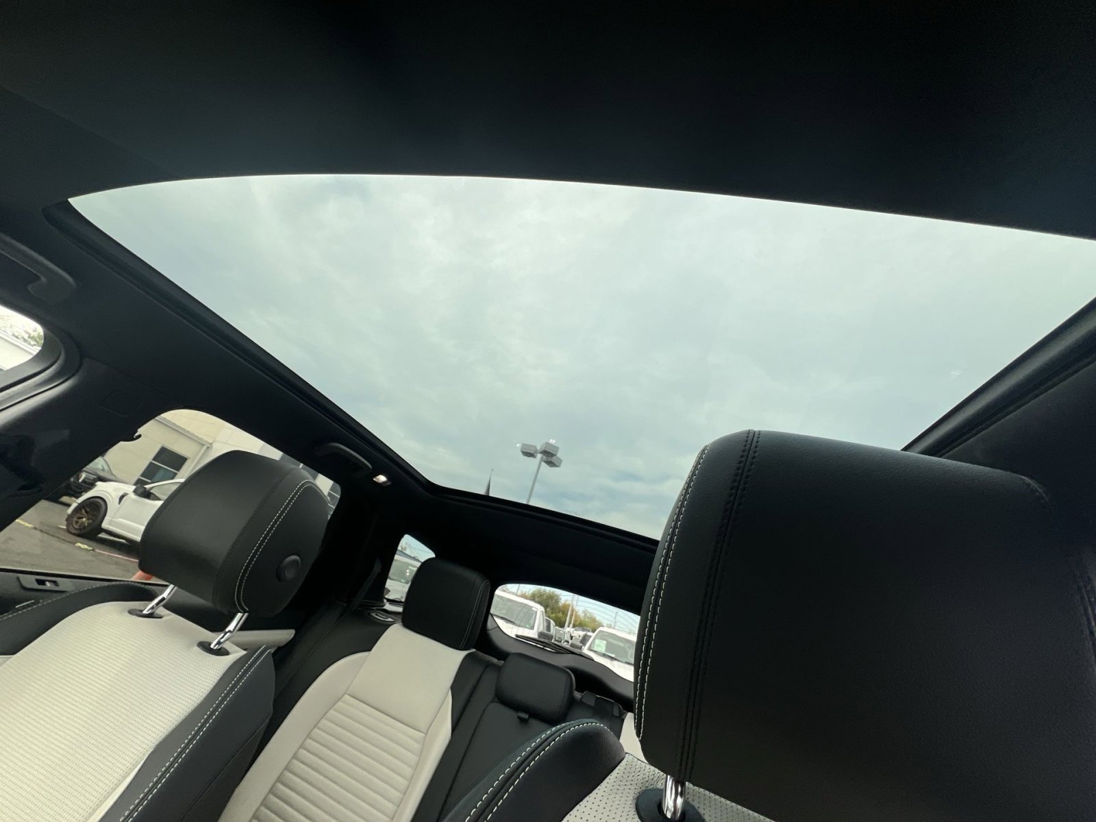 Used 2023 Land Rover Discovery Sport SE R-Dynamic image 32