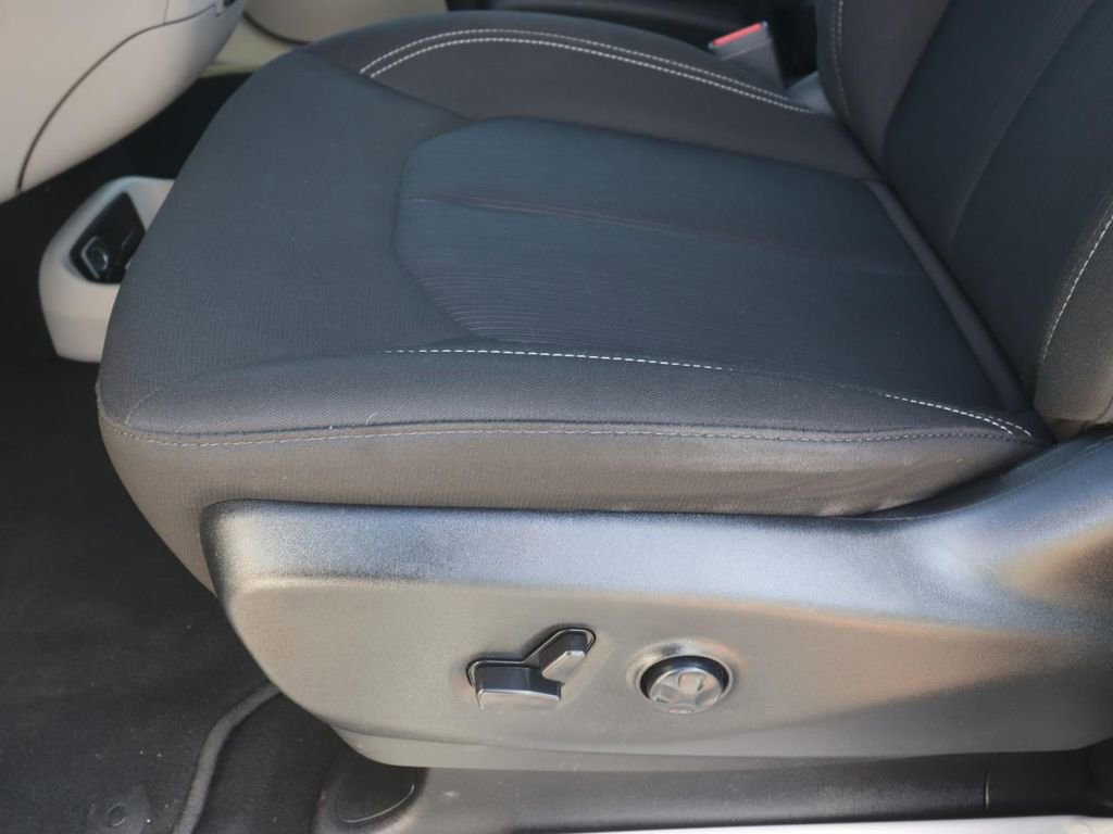 Used 2023 Chrysler Voyager LX image 16