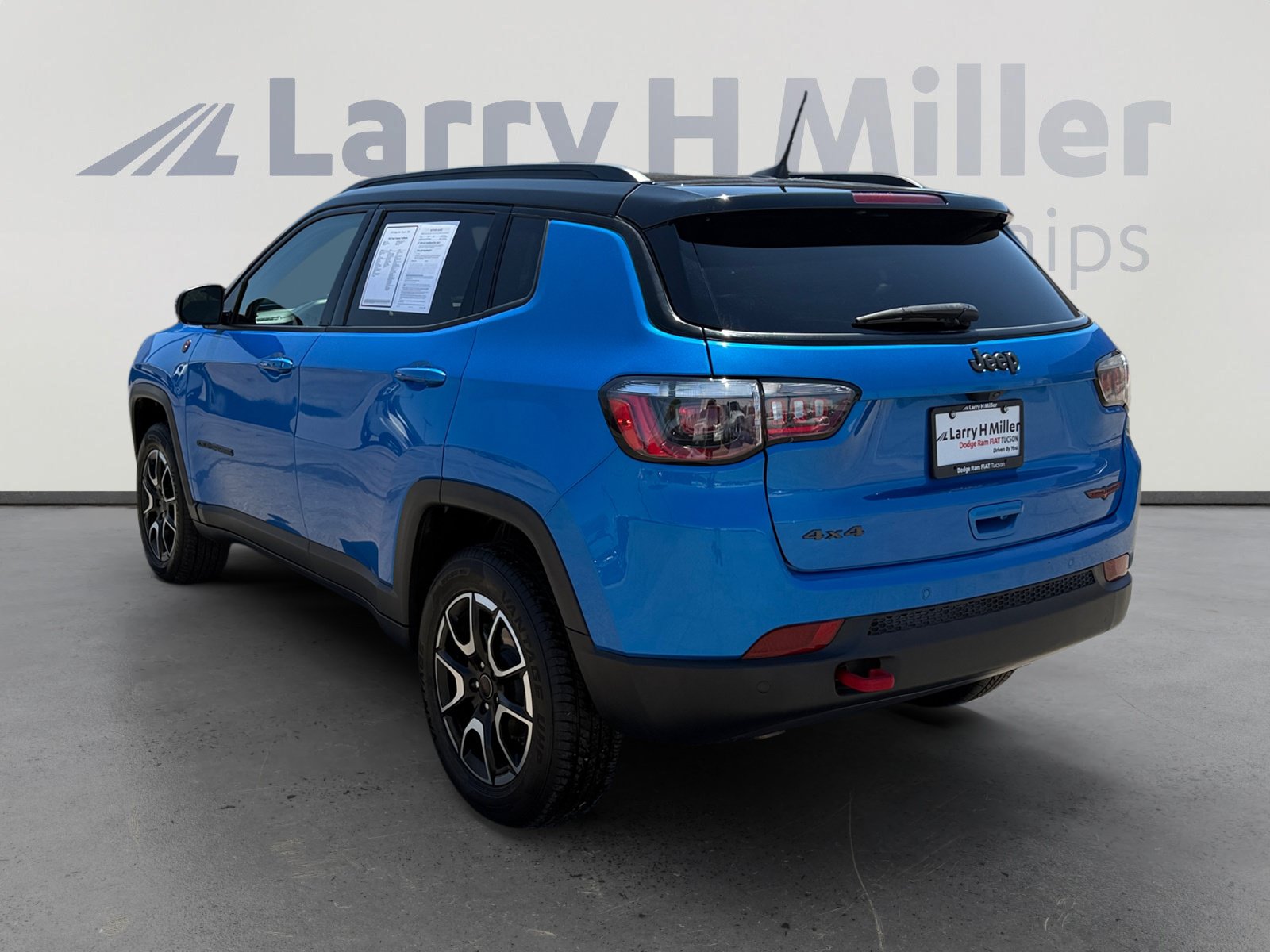 Used 2025 Jeep Compass Trailhawk AWD/4WD image 3
